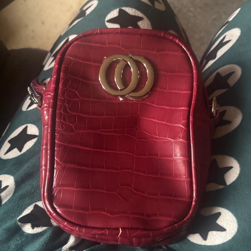Elegant Red Croc-Embossed Crossbody Bag